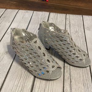 Girls silver sparkly dress shoe size 1 GUC